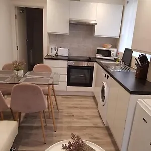 Apartamento 2 Bedroom Serviced, Londres